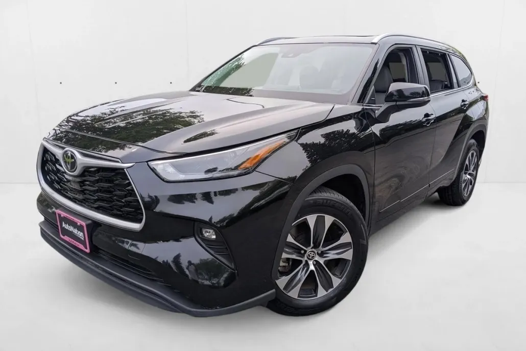 2023 Toyota Highlander XLE photo 1