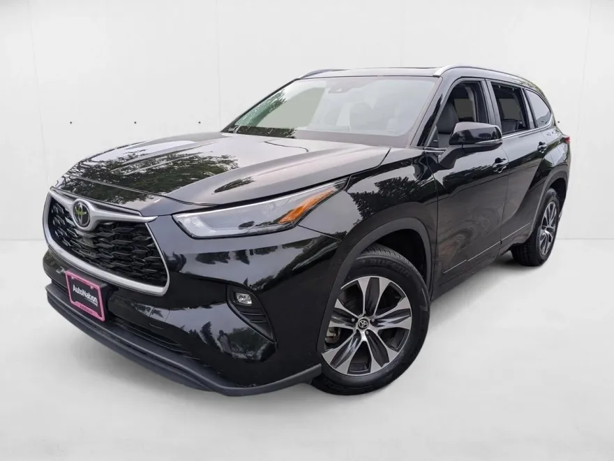 2023 Toyota Highlander XLE photo 1