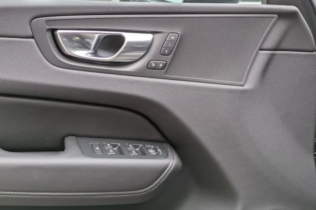2025 Volvo XC60 Core photo 1
