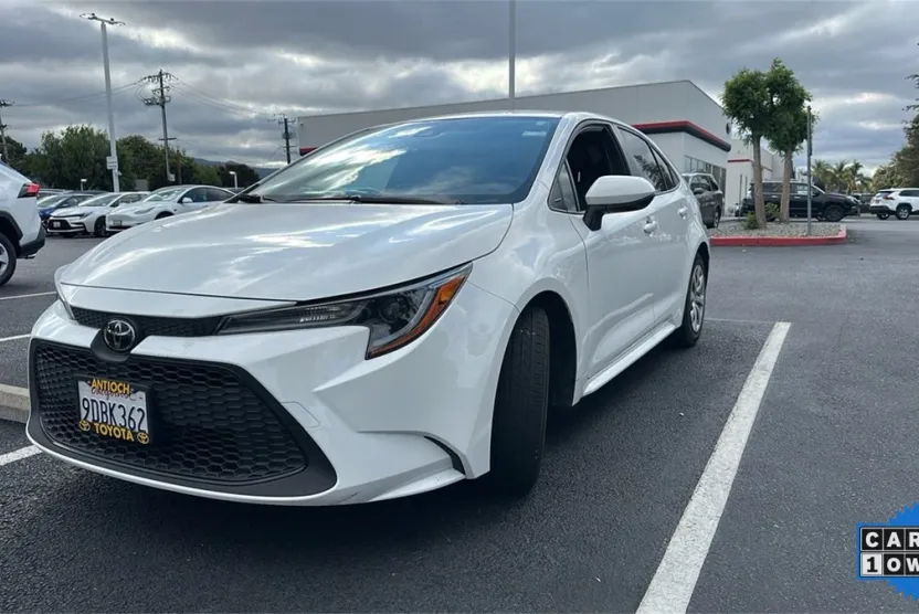2022 Toyota Corolla LE photo 1