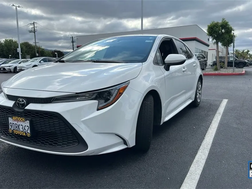 2022 Toyota Corolla LE photo 1