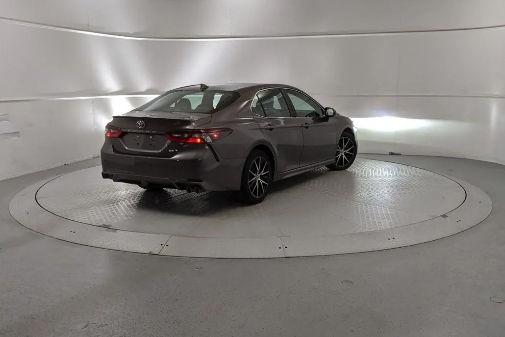 2022 Toyota Camry SE photo 1