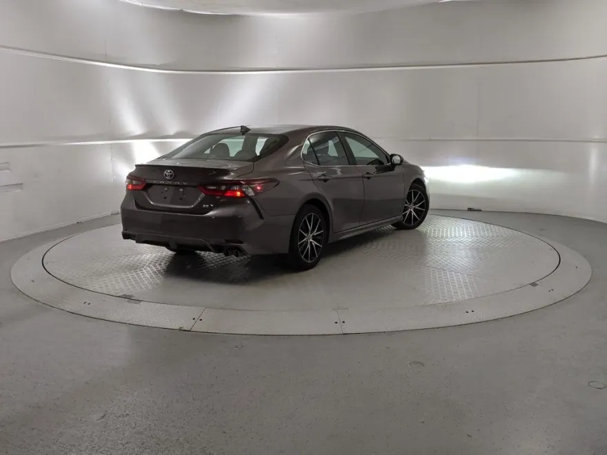 2022 Toyota Camry SE photo 1