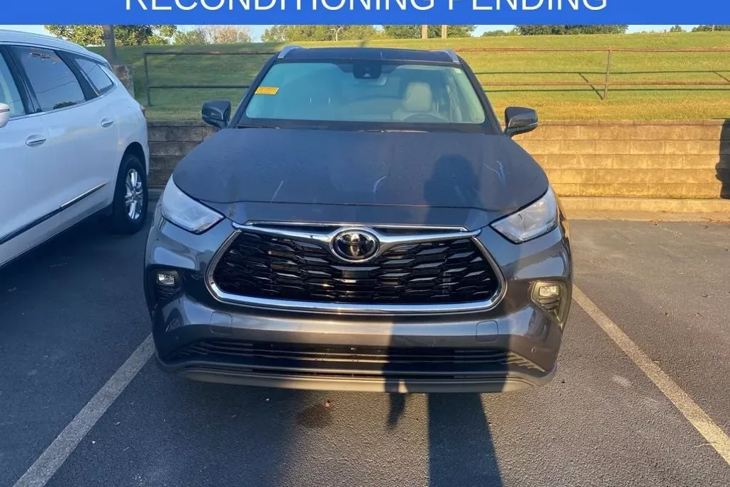 2024 Toyota Highlander Limited photo 1