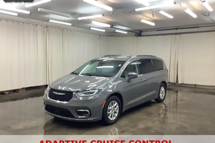 2021 Chrysler Pacifica Touring L photo 1