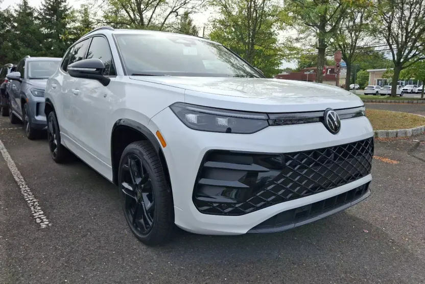 2025 Volkswagen Tiguan SE R-Line Black photo 1