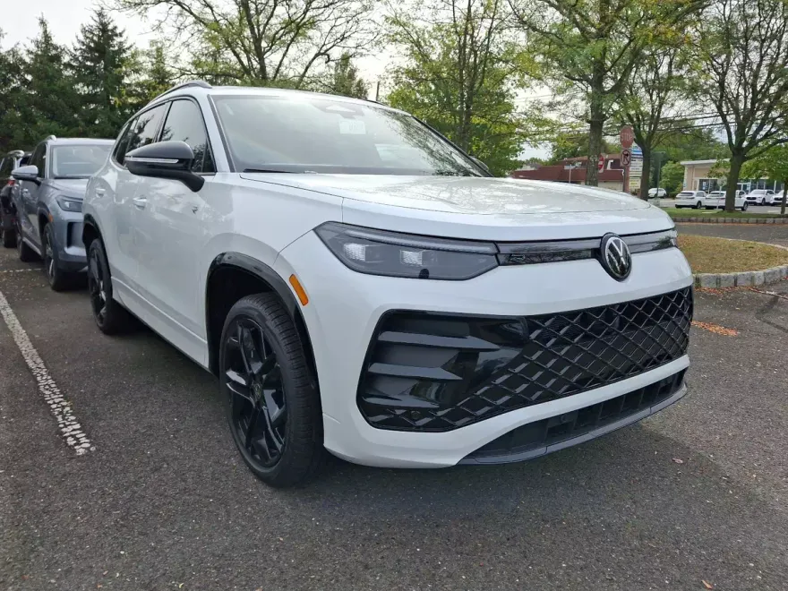 2025 Volkswagen Tiguan SE R-Line Black photo 1