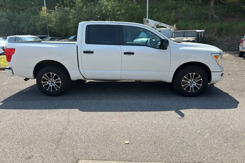 2023 Nissan Titan SV Crew Cab photo 1