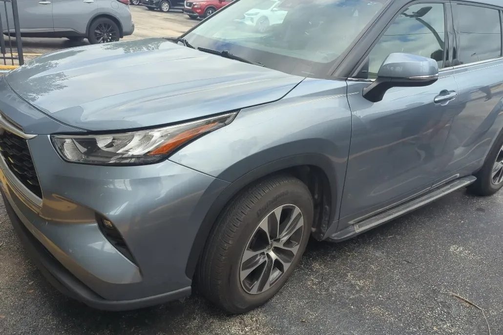 2020 Toyota Highlander XLE photo 1