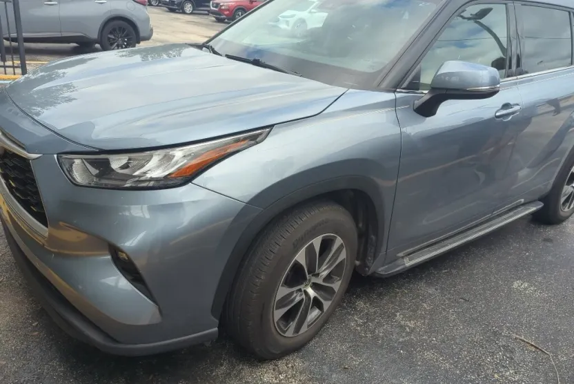 2020 Toyota Highlander XLE photo 1