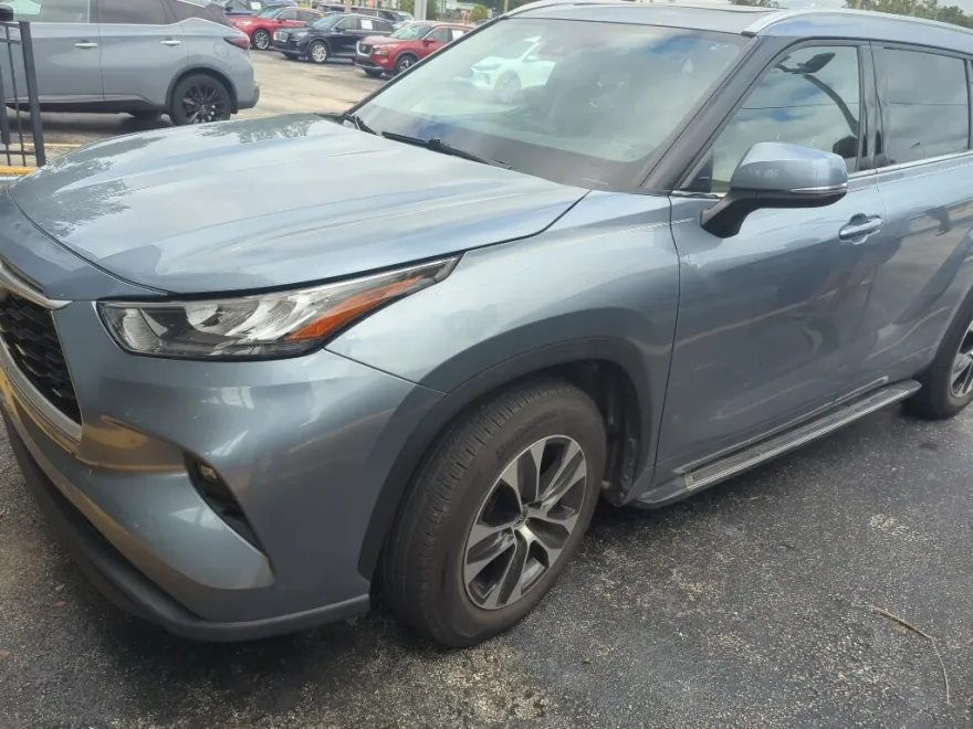 2020 Toyota Highlander XLE photo 1