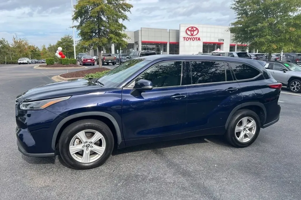 2022 Toyota Highlander LE photo 1