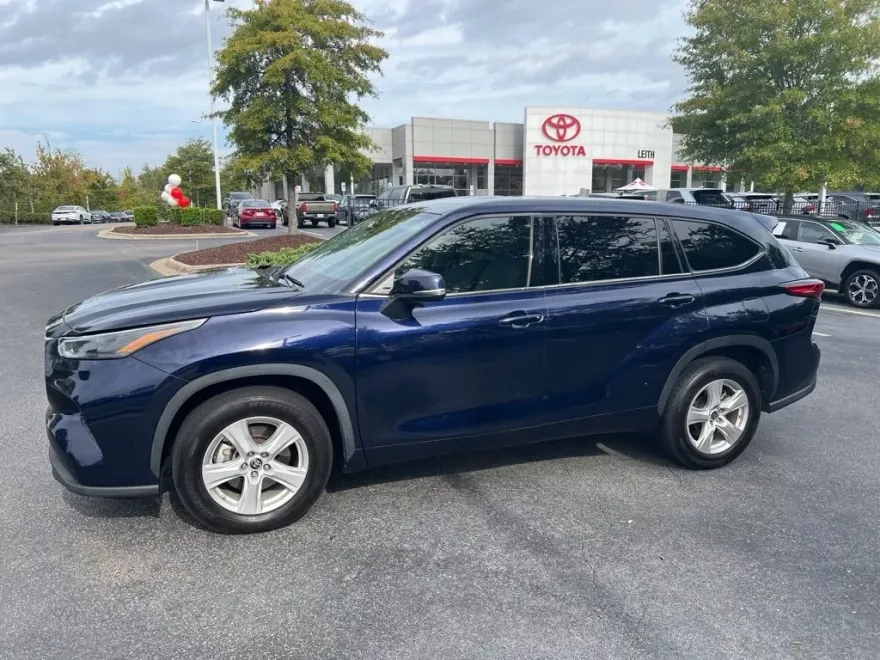 2022 Toyota Highlander LE photo 1