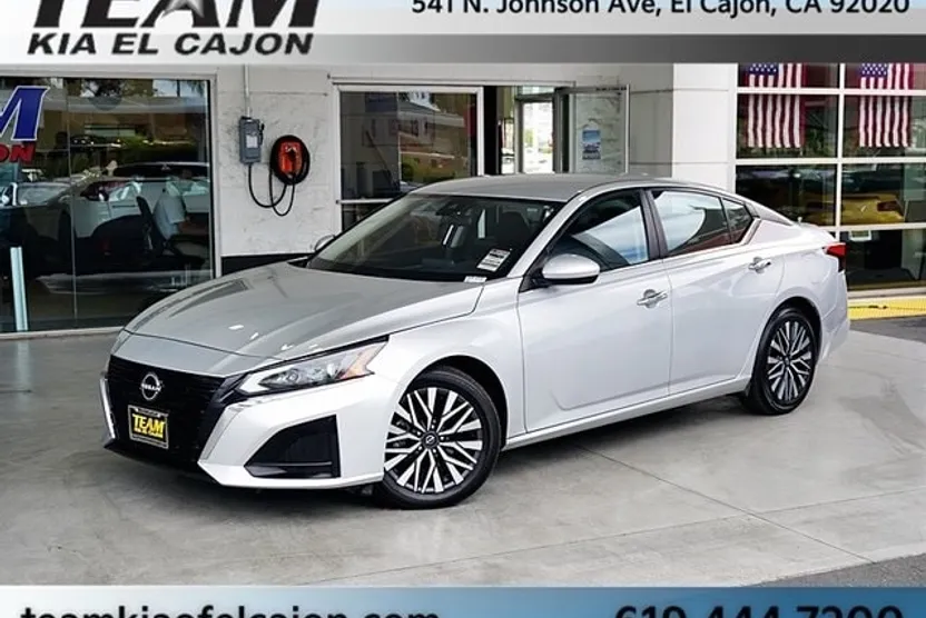 2023 Nissan Altima 2.5 SV photo 1