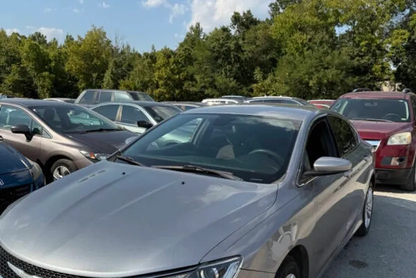 2016 Chrysler 200 Limited photo 1