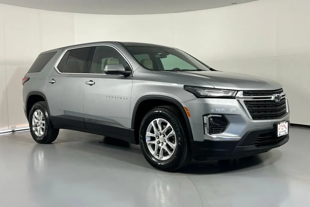 2023 Chevrolet Traverse LS photo 1