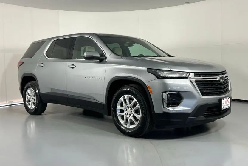 2023 Chevrolet Traverse LS photo 1