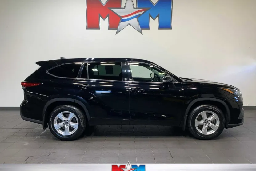 2022 Toyota Highlander LE photo 1