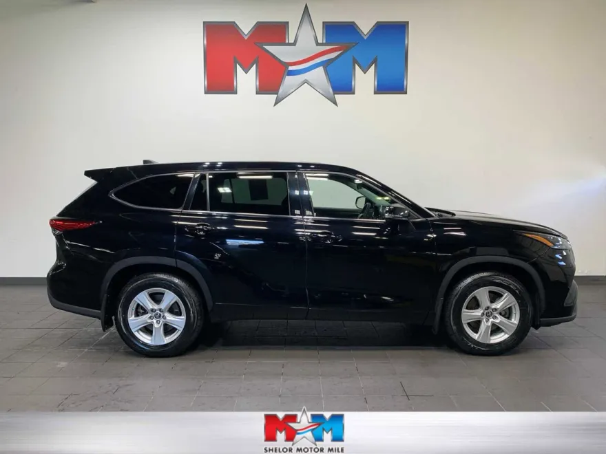 2022 Toyota Highlander LE photo 1