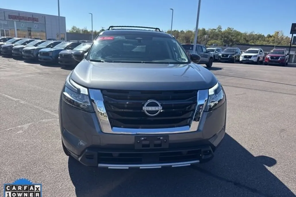 2024 Nissan Pathfinder SL photo 1