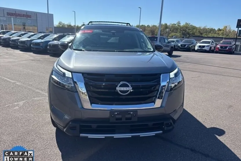 2024 Nissan Pathfinder SL photo 1