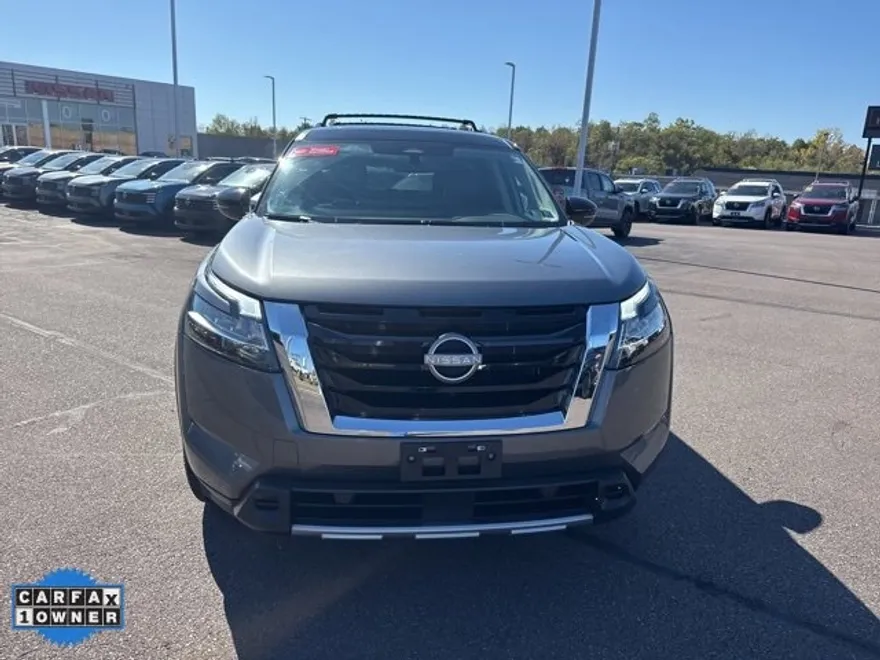 2024 Nissan Pathfinder SL photo 1