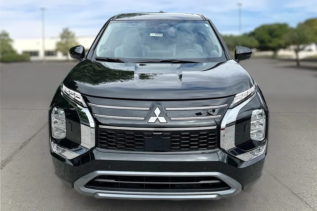 2025 Mitsubishi Outlander SE photo 1