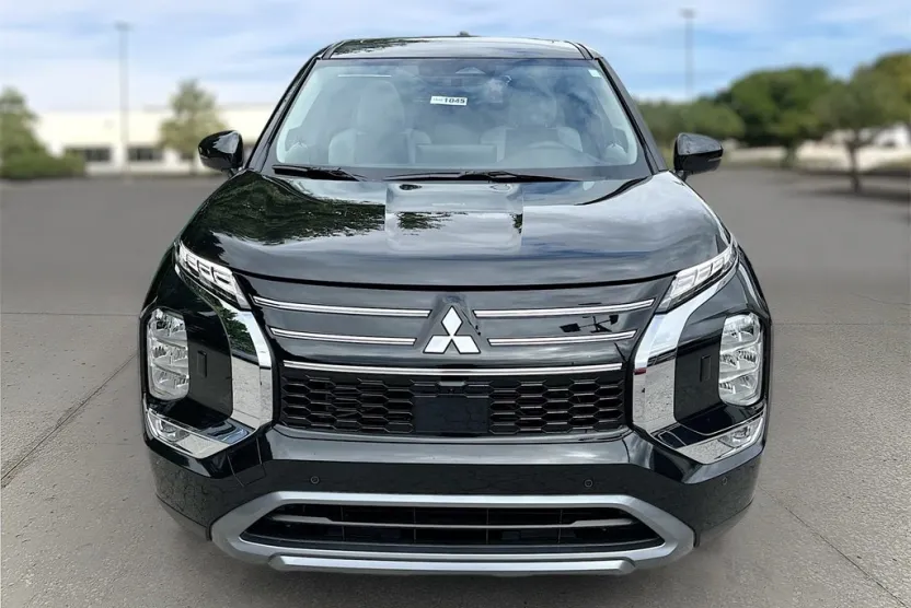 2025 Mitsubishi Outlander SE photo 1