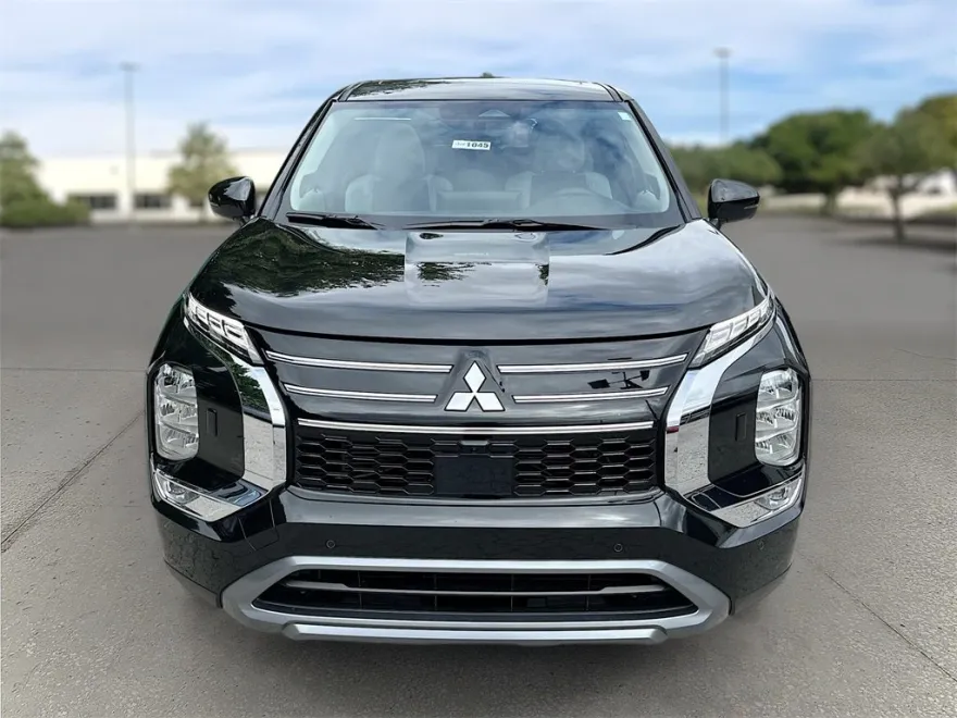 2025 Mitsubishi Outlander SE photo 1