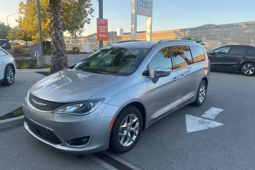 2017 Chrysler Pacifica Limited photo 1