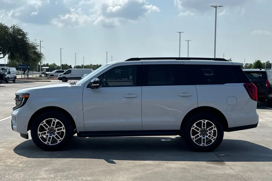 2025 Ford Expedition photo 1