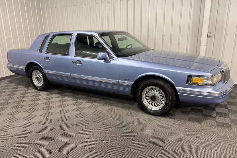 1995 Lincoln Town Car Executive photo 1