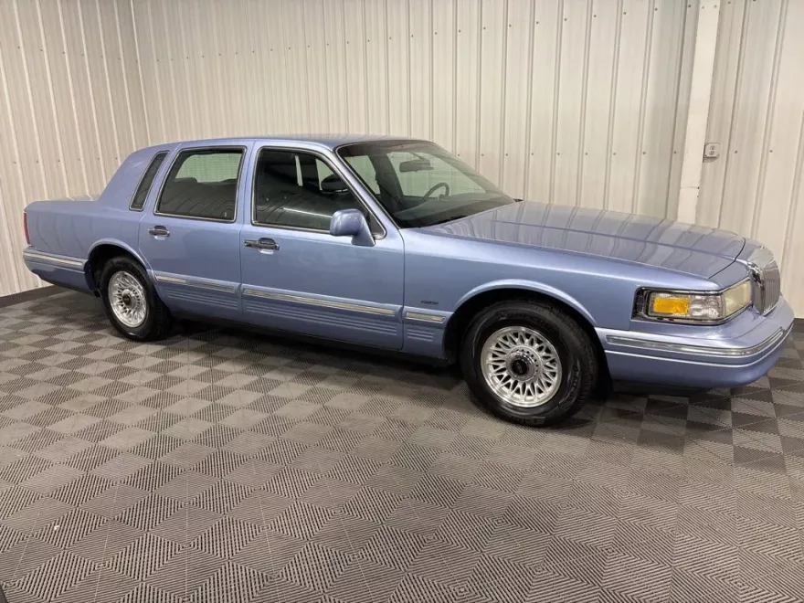 1995 Lincoln Town Car Executive photo 1