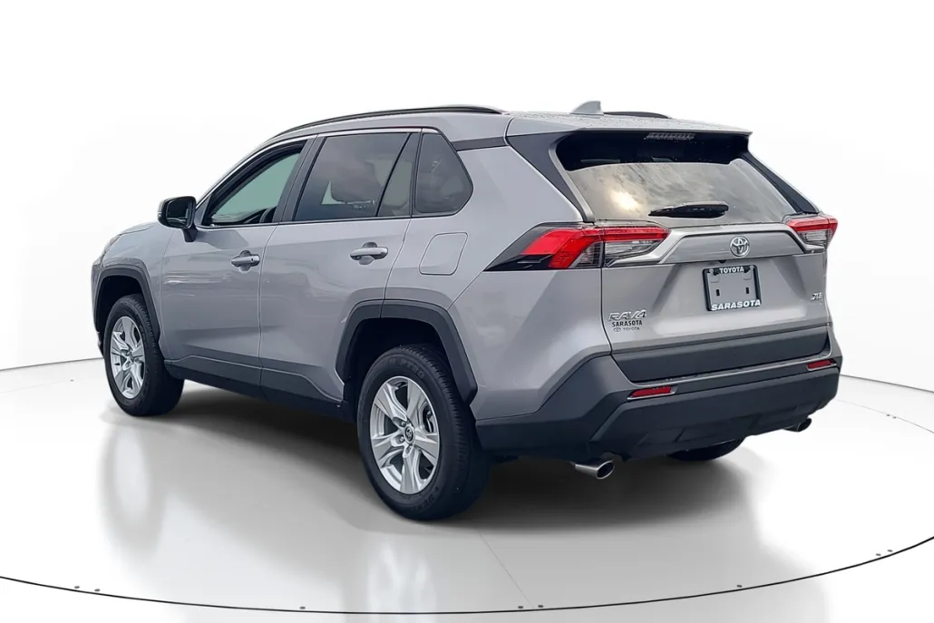 2021 Toyota RAV4 XLE photo 1