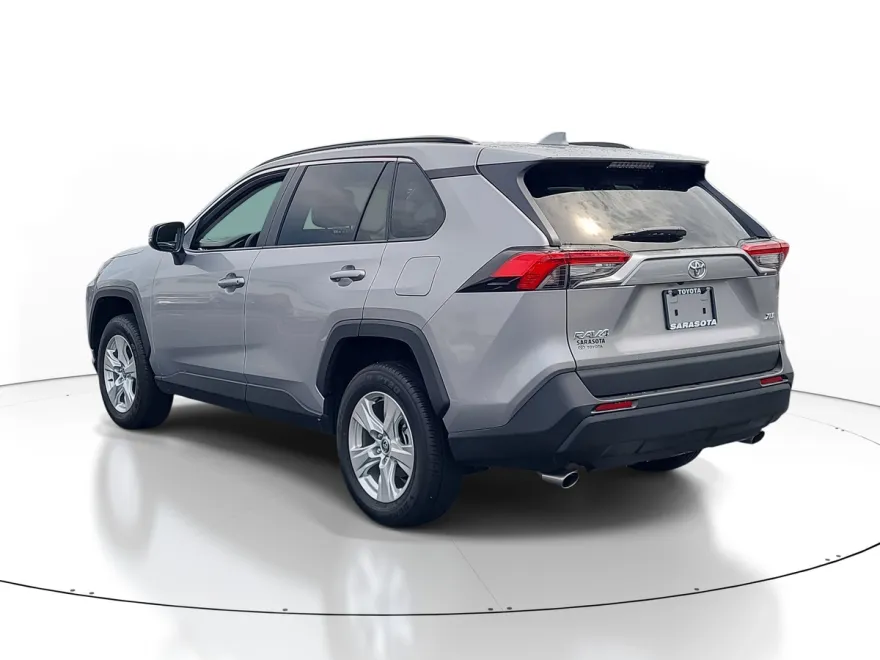 2021 Toyota RAV4 XLE photo 1