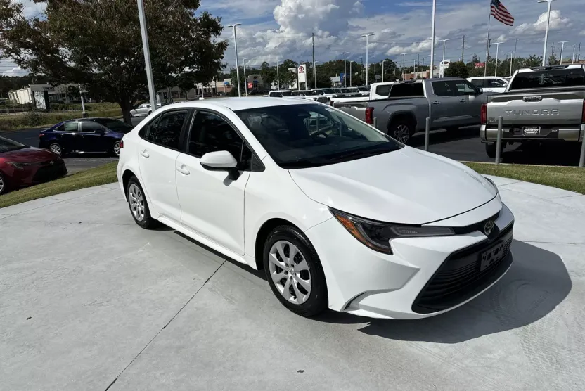 2024 Toyota Corolla LE photo 1