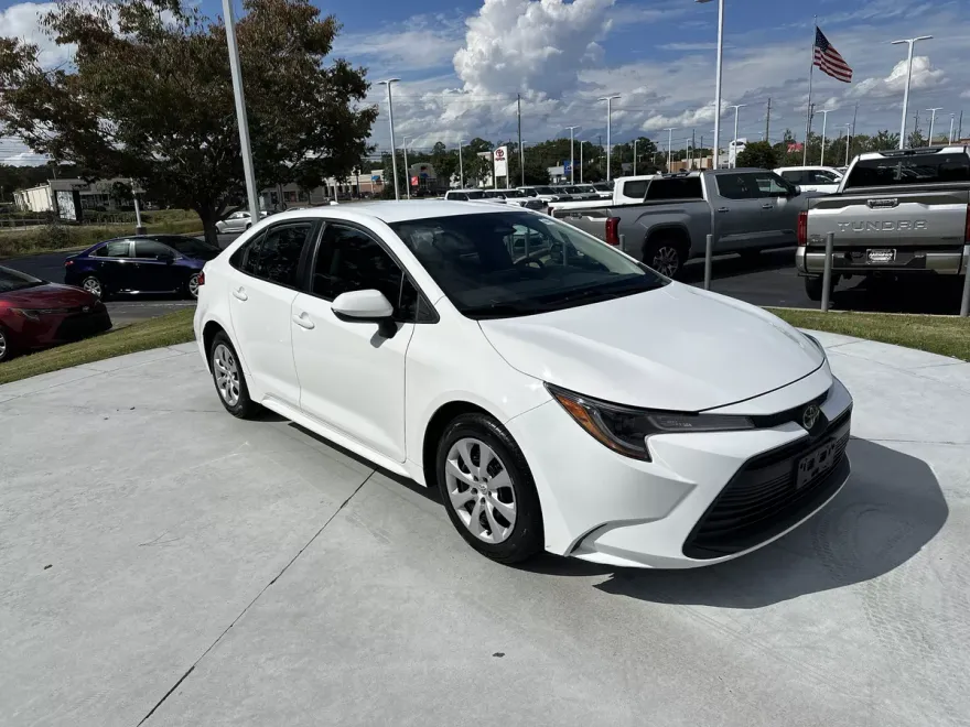2024 Toyota Corolla LE photo 1