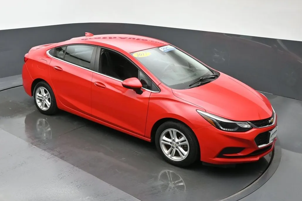 2017 Chevrolet Cruze LT photo 1
