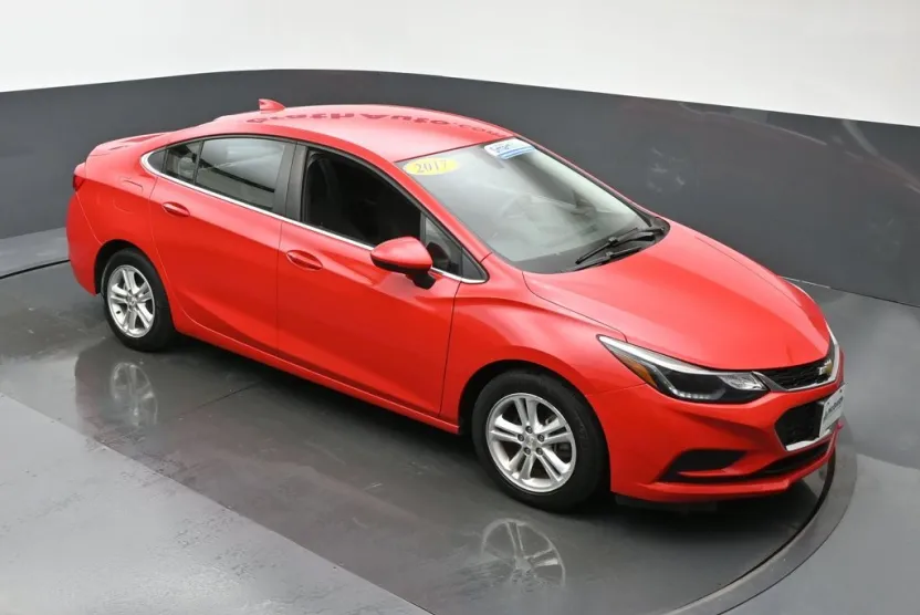 2017 Chevrolet Cruze LT photo 1
