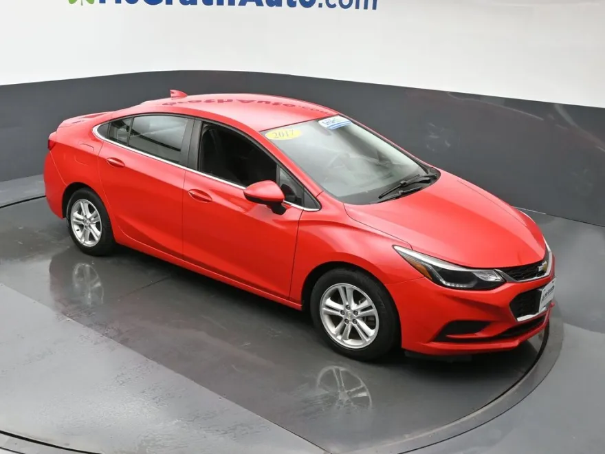 2017 Chevrolet Cruze LT photo 1