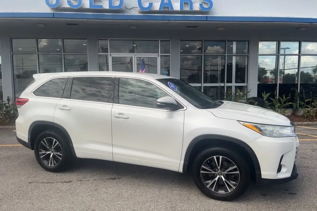 2018 Toyota Highlander LE photo 1