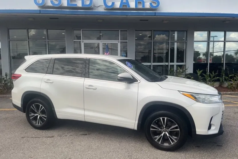 2018 Toyota Highlander LE photo 1