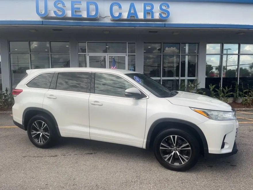2018 Toyota Highlander LE photo 1