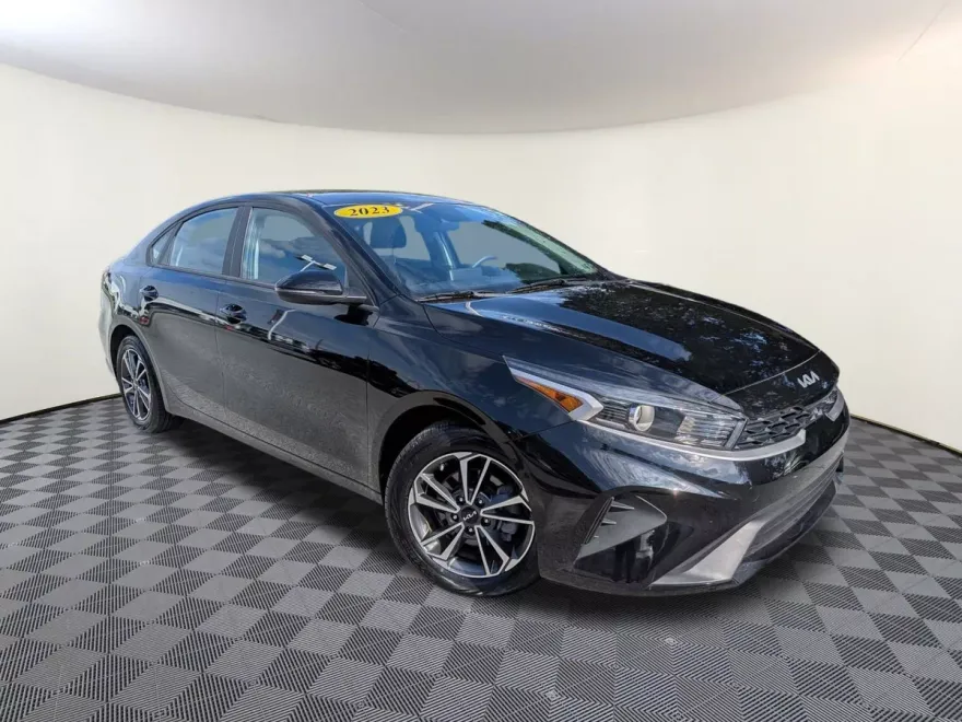2023 Kia Forte LXS photo 1