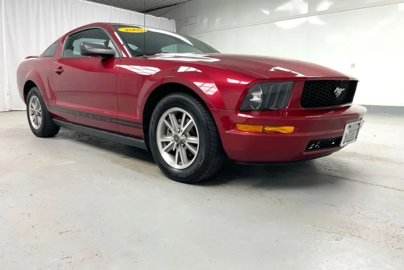 2005 Ford Mustang V6 Deluxe photo 1