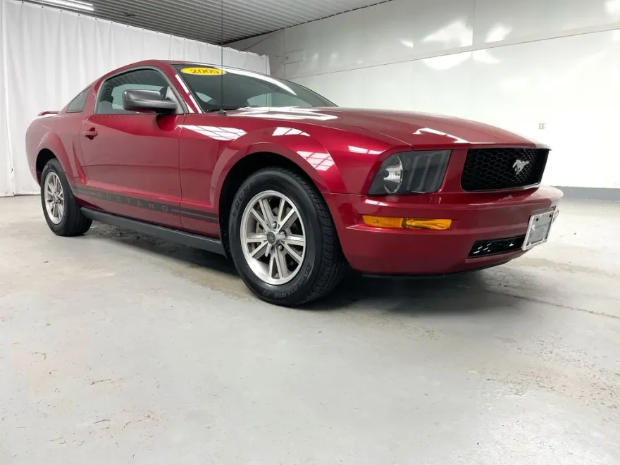 2005 Ford Mustang V6 Deluxe photo 1