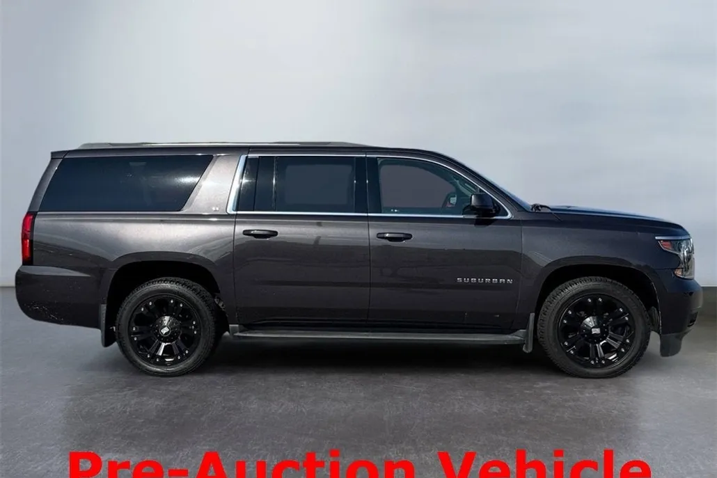 2016 Chevrolet Suburban LT photo 1
