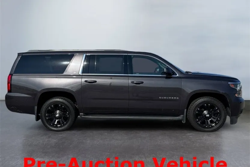 2016 Chevrolet Suburban LT photo 1