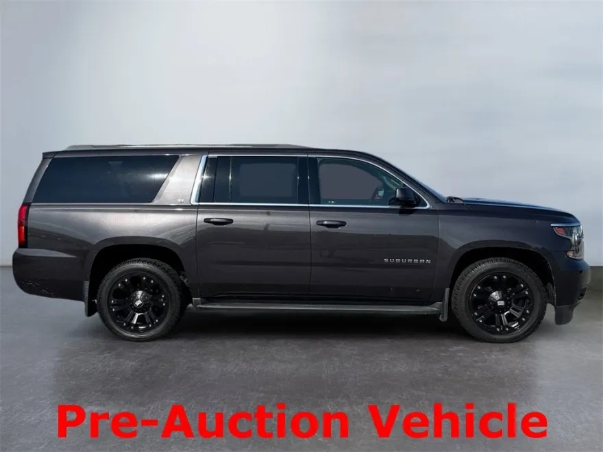 2016 Chevrolet Suburban LT photo 1