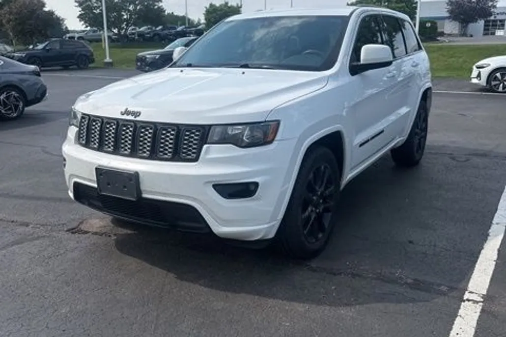 2017 Jeep Grand Cherokee Altitude photo 1